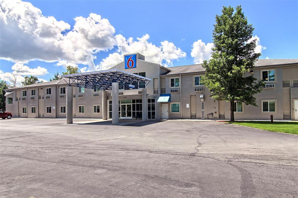 Seasons Inn Травърс Сити Екстериор снимка