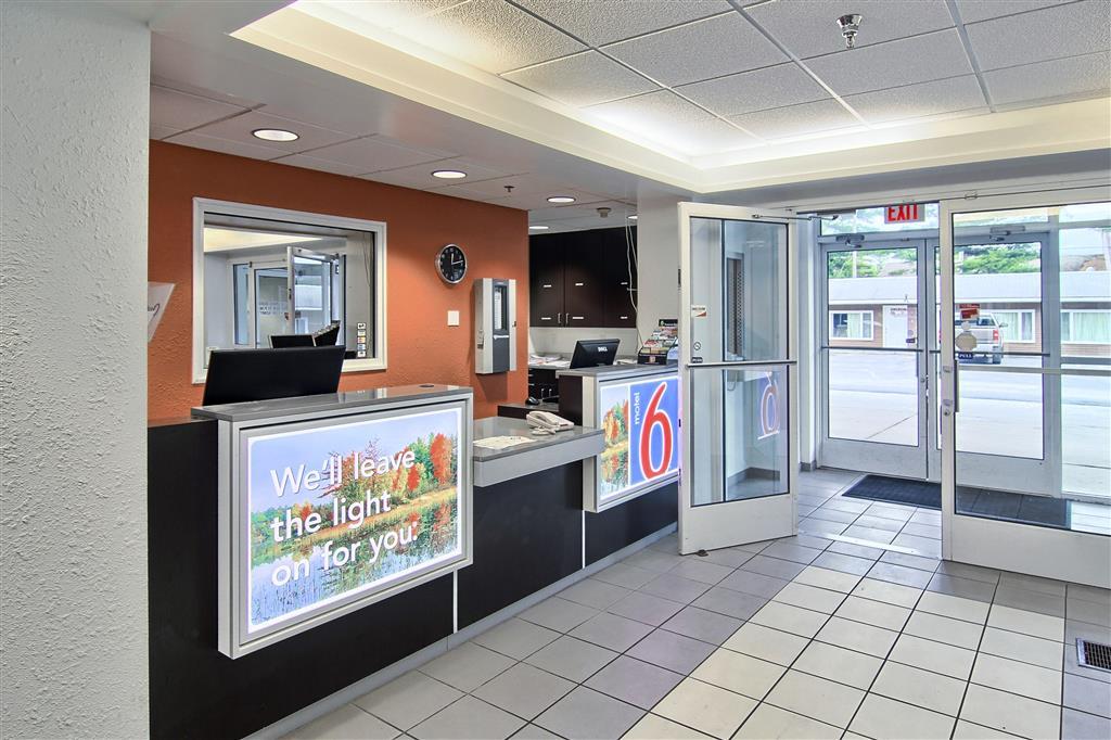 Seasons Inn Травърс Сити Интериор снимка